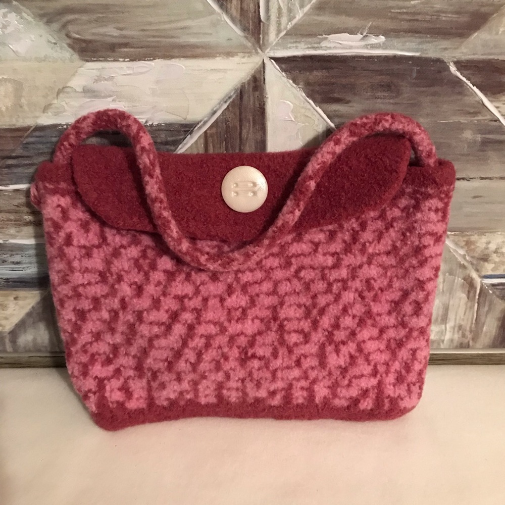 Wool purse pink with a cute vintage look. Trendy
